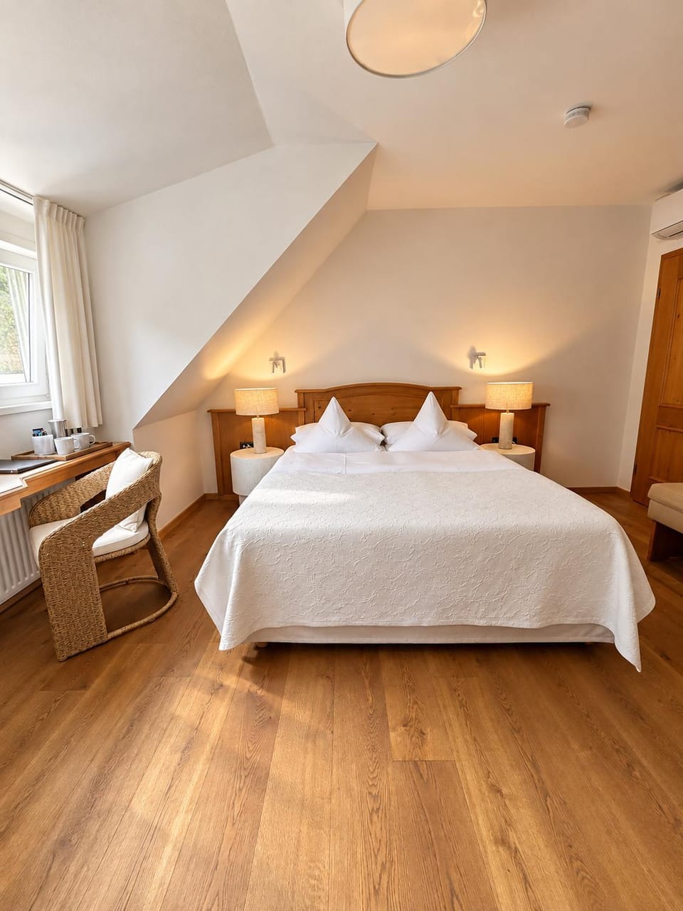 Bed, Photo of the whole room, Seating area, Bedroom