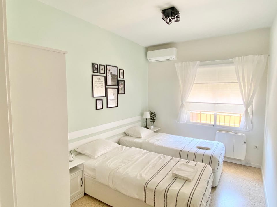 Bed, Photo of the whole room, Bedroom, internet, locker, towels, air conditioner