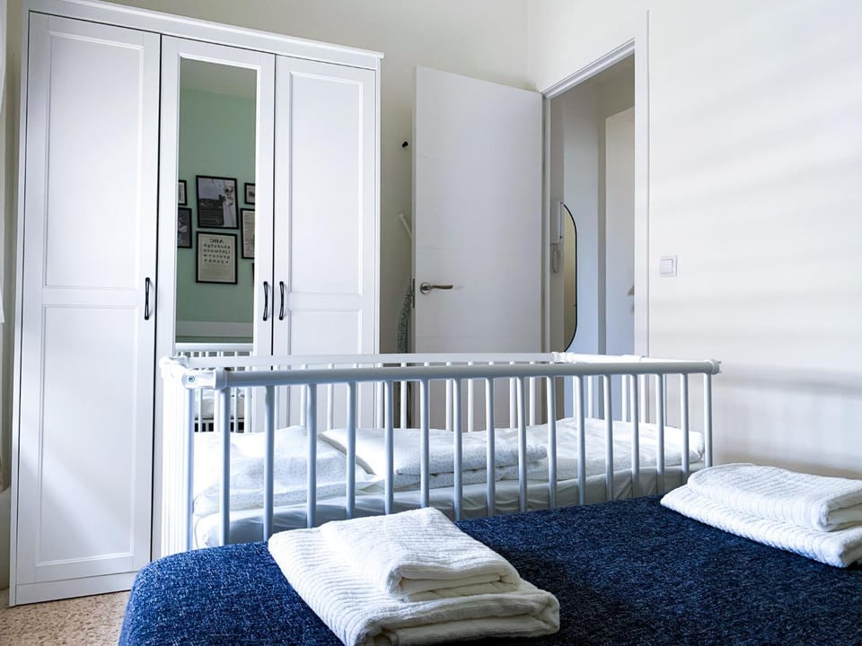 Bedroom, cot