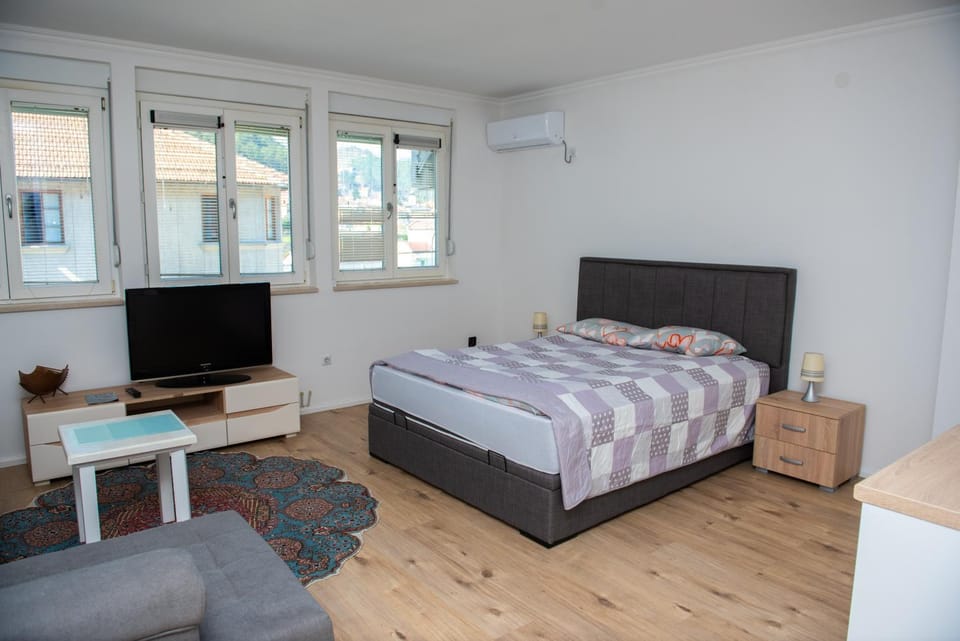 Communal lounge/ TV room, Living room, Seating area, Bedroom, air conditioner
