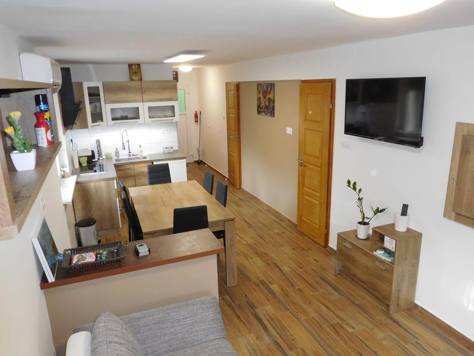 Communal lounge/ TV room, TV and multimedia, Living room, Meals