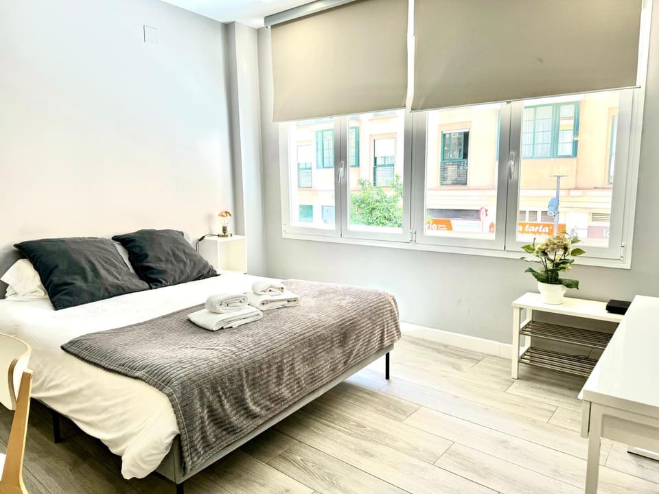 Seating area, Bedroom, towels