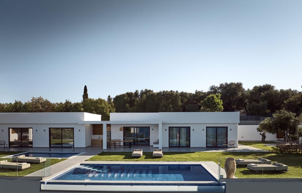 Property building, Day, Garden, Garden view, Pool view, Swimming pool, sunbed