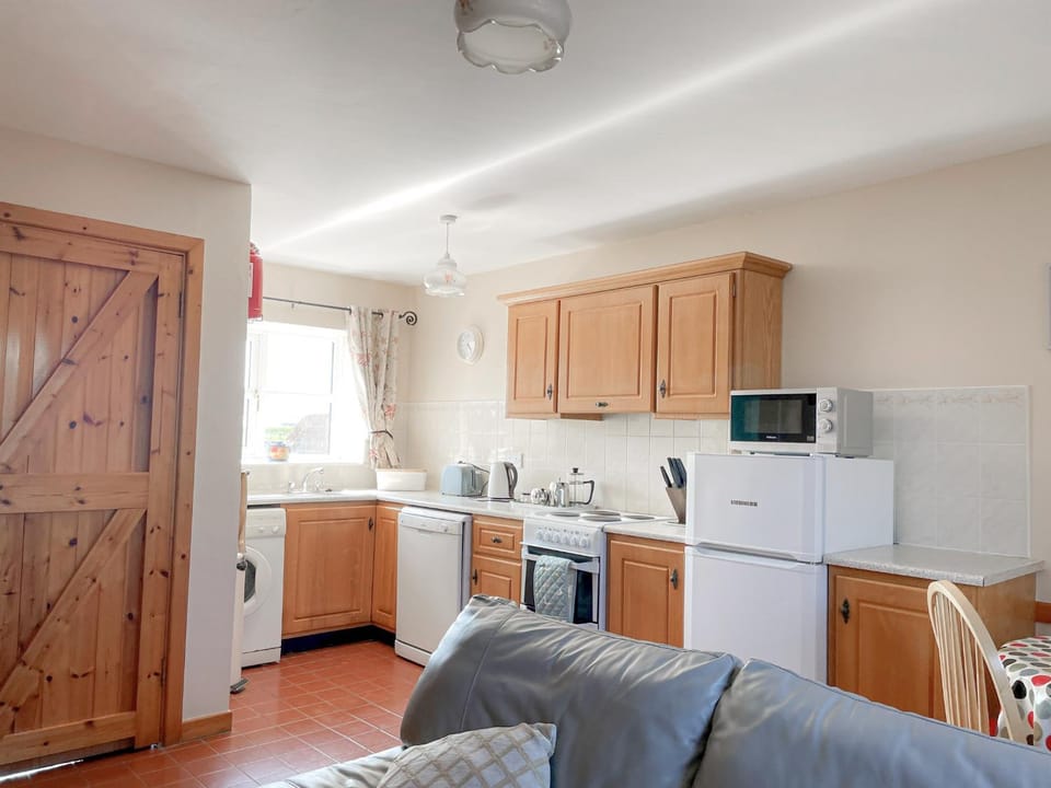 Kitchen or kitchenette, dishwasher, minibar