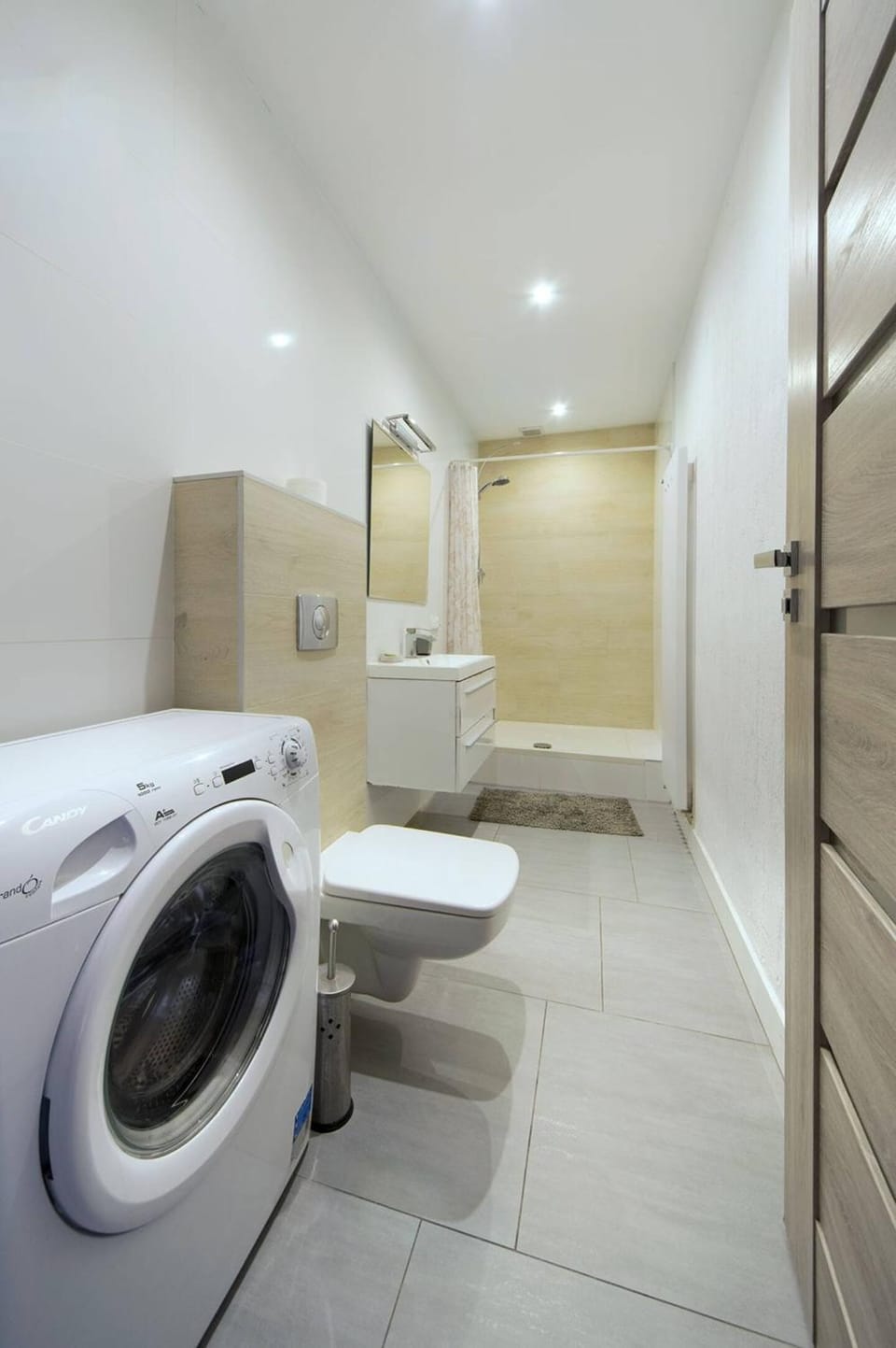 Toilet, Bathroom, towels, washing machine