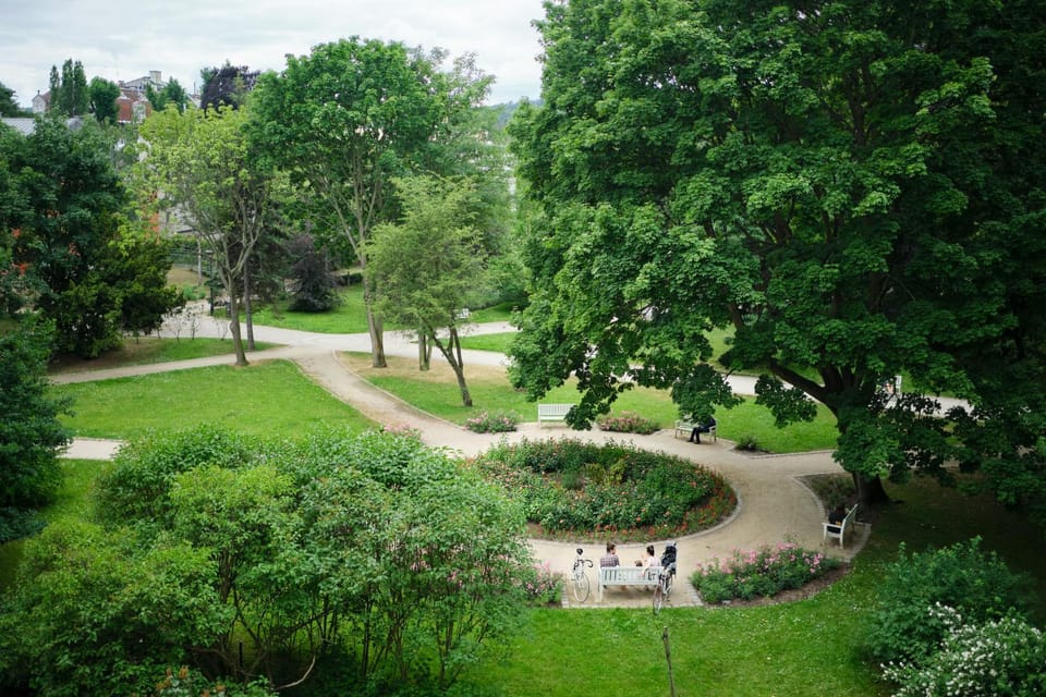 Nearby landmark, Spring, Day, People, Neighbourhood, Natural landscape, Garden, Garden, Garden view, group of guests