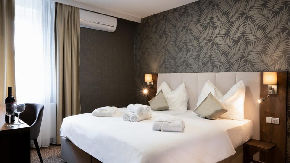 Bed, Photo of the whole room, Bedroom, Breakfast, towels, air conditioner