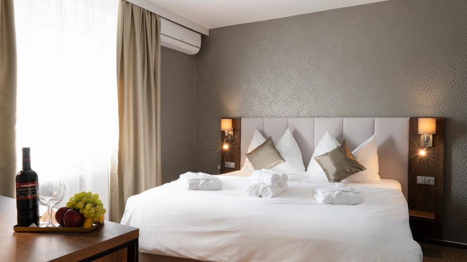 Bed, Food and drinks, Bedroom, Drinks, towels, air conditioner