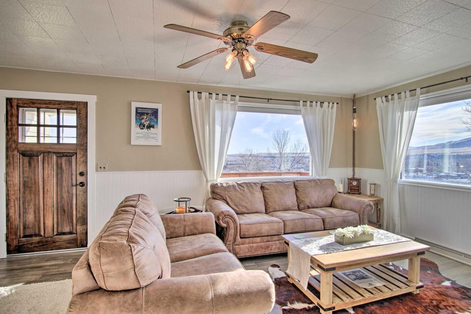 Yellowstone Country Family Home with View and Hot Tub House in Livingston