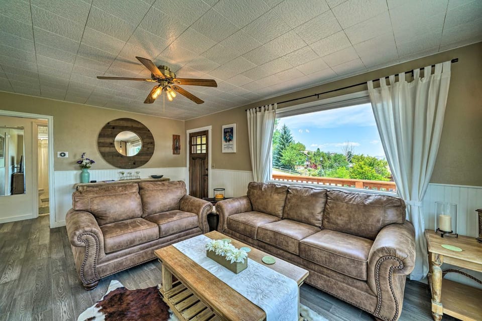 Yellowstone Country Family Home with View and Hot Tub House in Livingston