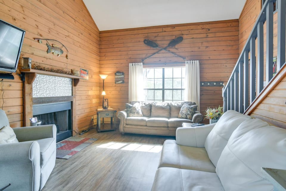 Relax Fireside! Home 8 Mi to Silver Dollar City House in Branson