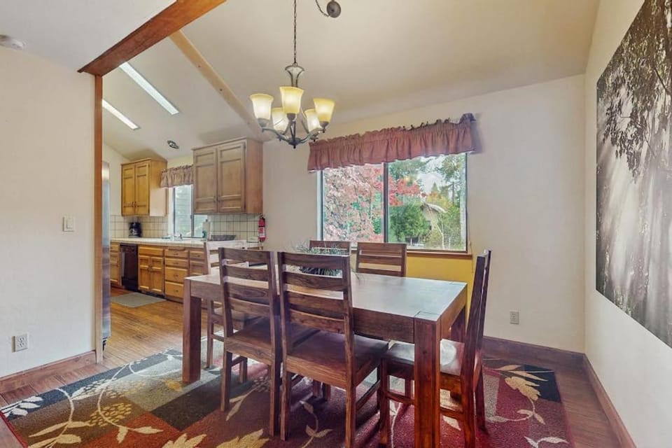 Whispering Pines House in Shaver Lake