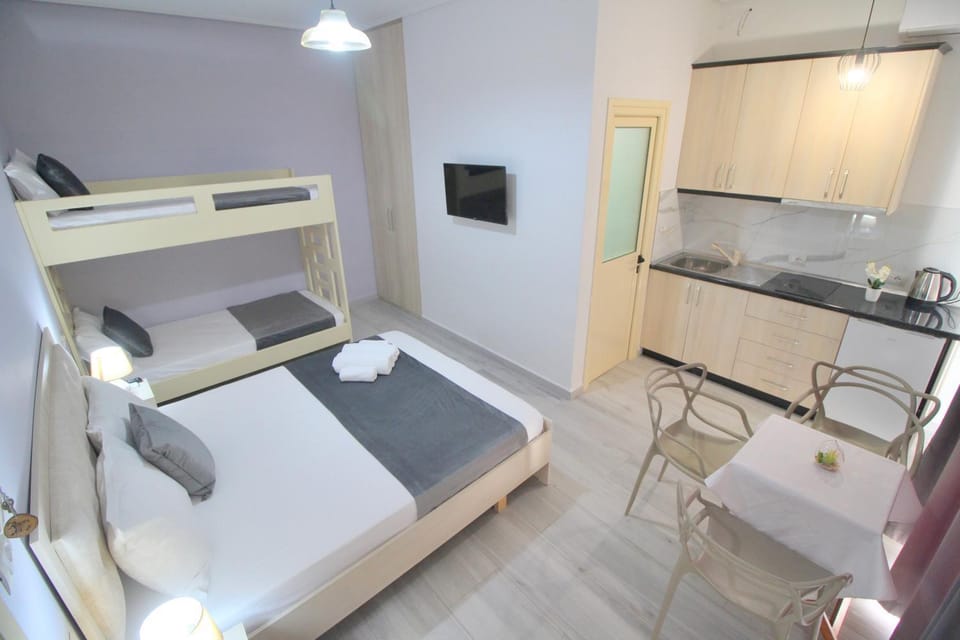 TV and multimedia, Coffee/tea facilities, Dining area, kitchen, air conditioner