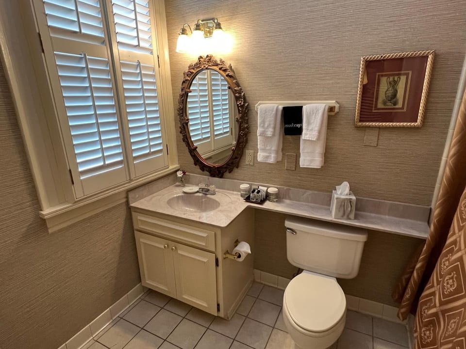 Toilet, Bathroom, towels