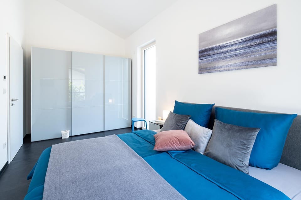Bed, Photo of the whole room, Decorative detail, Bedroom
