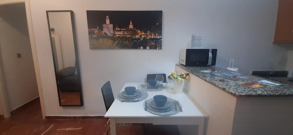 Dining area, minibar