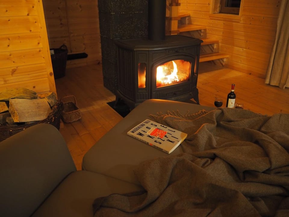 Night, Living room, Seating area, fireplace