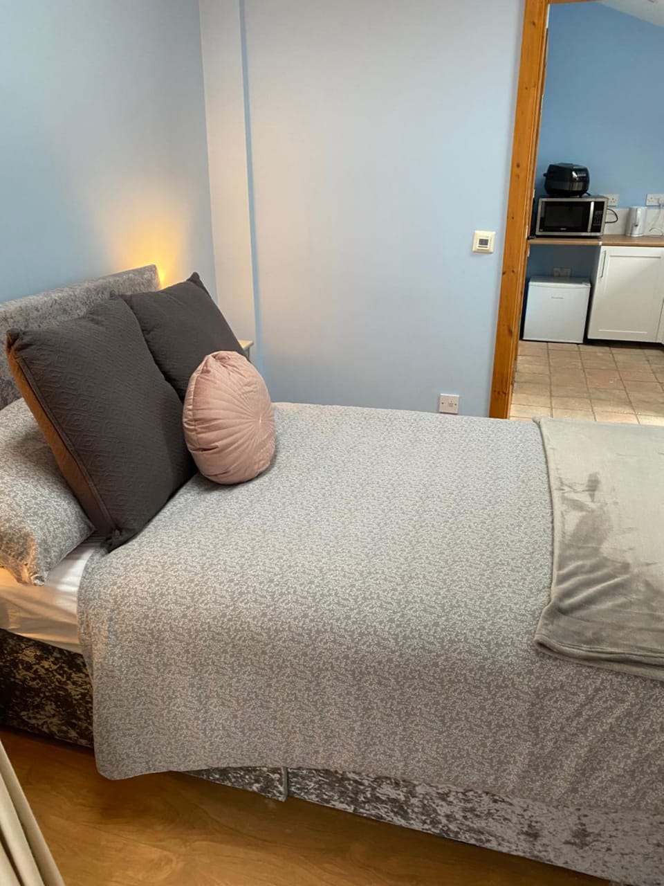 Bed, Living room, Photo of the whole room