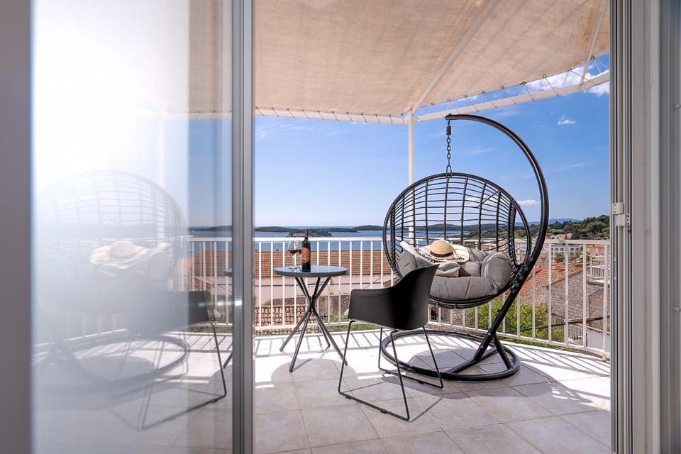 Day, Natural landscape, View (from property/room), Balcony/Terrace, Seating area, Dining area, Sea view