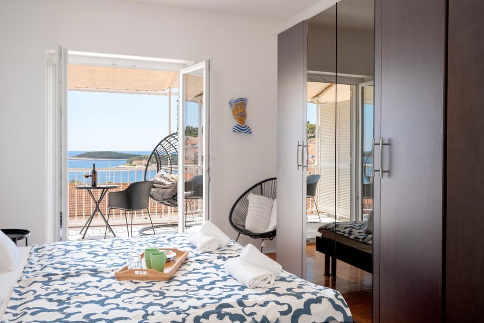Bed, View (from property/room), Balcony/Terrace, Photo of the whole room, Seating area, Dining area, Bedroom, Sea view