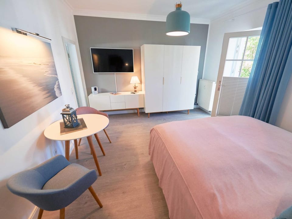 Bed, TV and multimedia, Living room, Photo of the whole room, Seating area