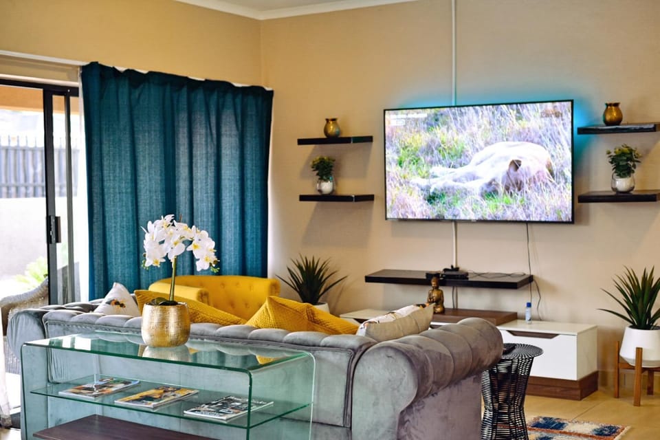 TV and multimedia, Living room, Decorative detail, Seating area