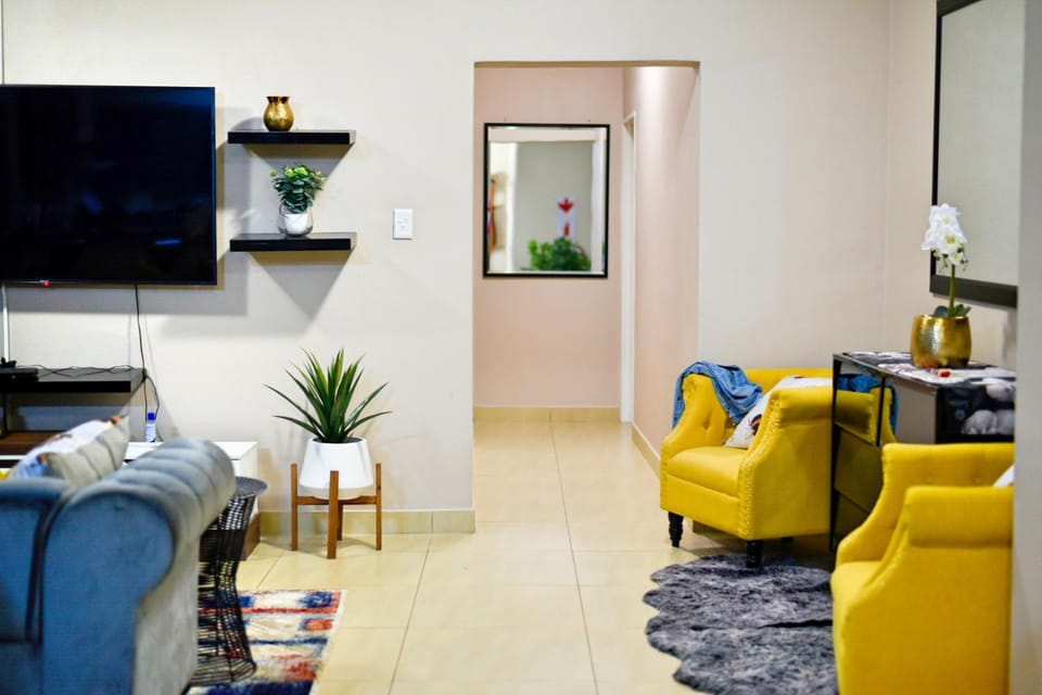 TV and multimedia, Living room, Decorative detail, Seating area