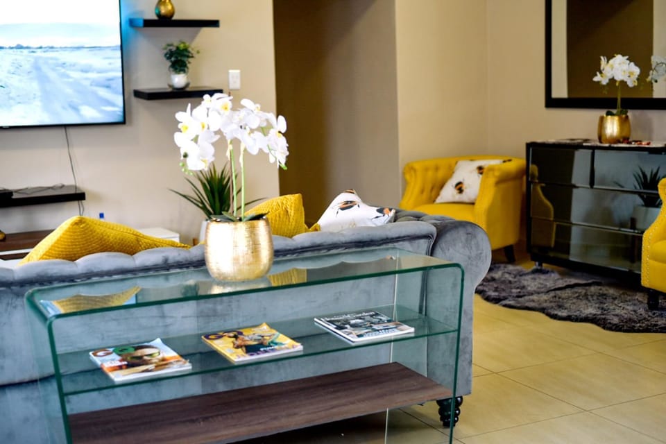 TV and multimedia, Living room, Decorative detail, Seating area
