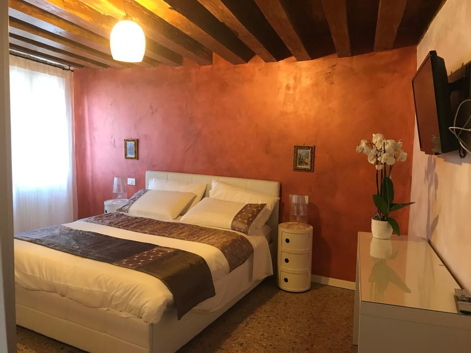 Bed, TV and multimedia, Photo of the whole room