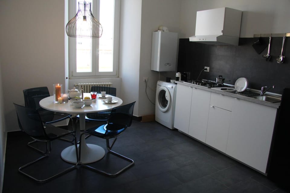Coffee/tea facilities, Kitchen or kitchenette, Dining area, stove