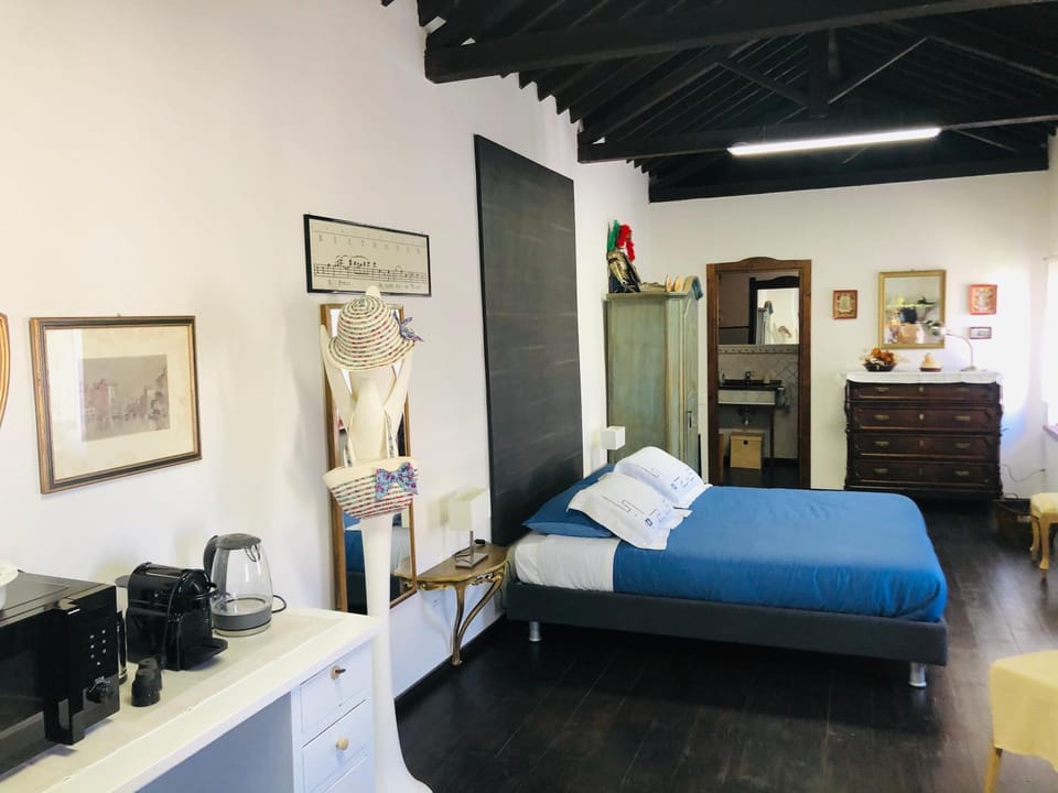 Bedroom, Food