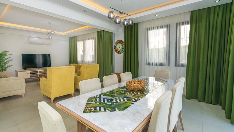Communal lounge/ TV room, TV and multimedia, Living room, Seating area, Dining area