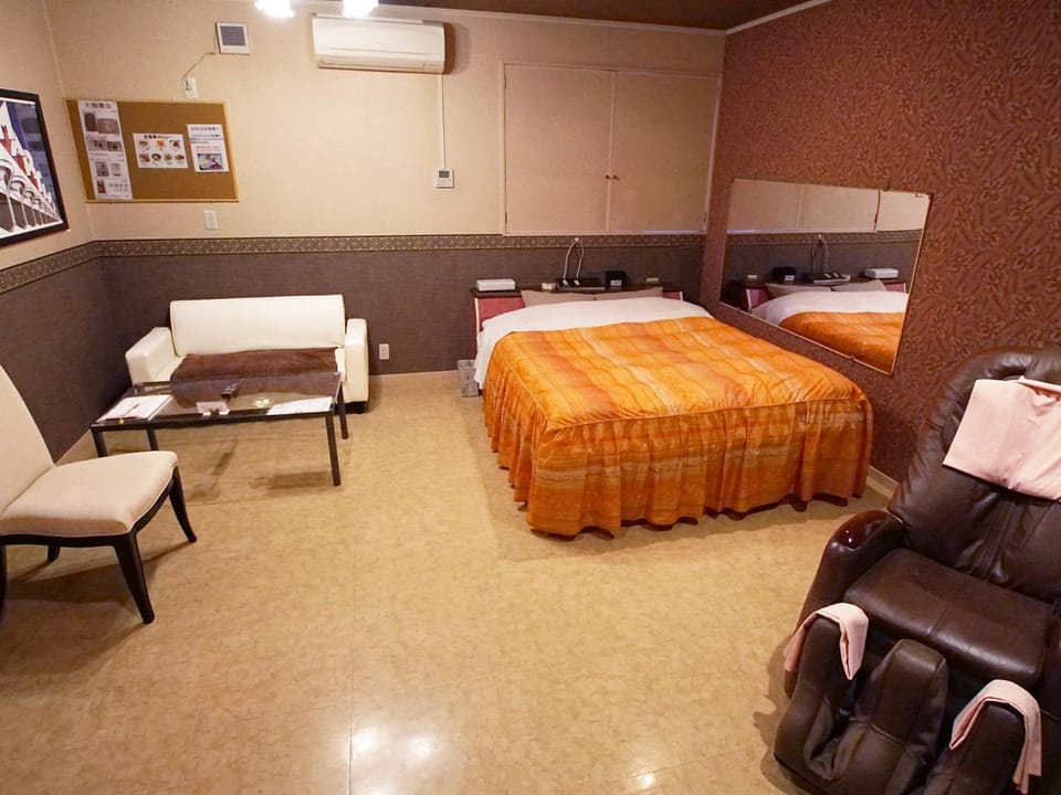 Photo of the whole room, Bedroom