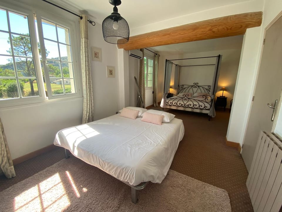 Bed, Photo of the whole room, Bedroom, internet