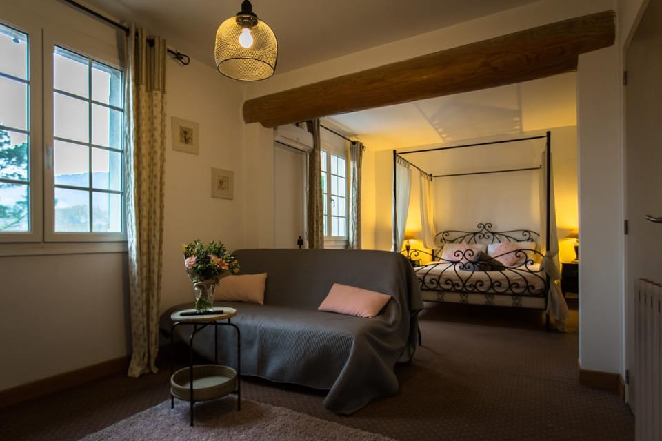 Bed, Living room, Photo of the whole room, Seating area, Bedroom