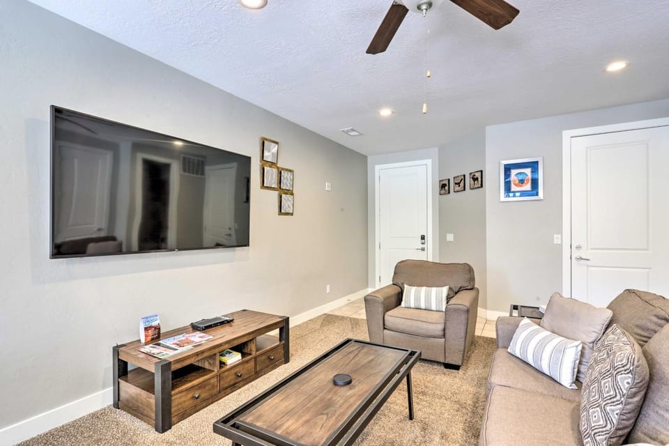 Luxury Downtown Moab Townhome w/ Pool Access! House in Moab