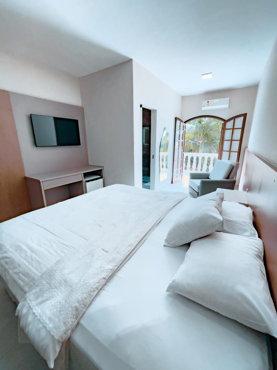 Photo of the whole room, Bedroom