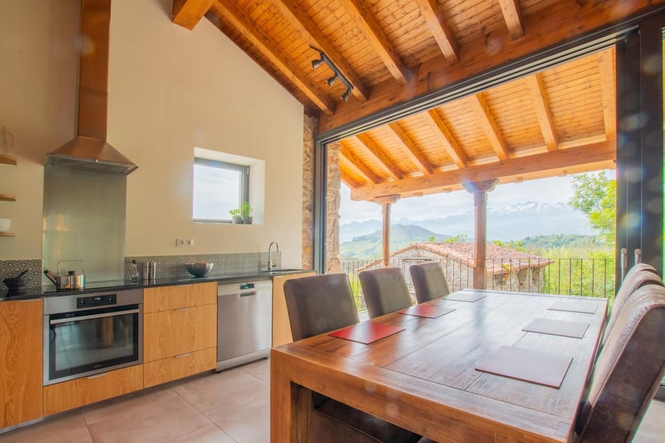 View (from property/room), Balcony/Terrace, Kitchen or kitchenette, Dining area, Mountain view