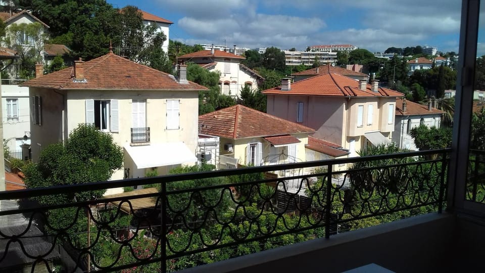 Neighbourhood, Balcony/Terrace