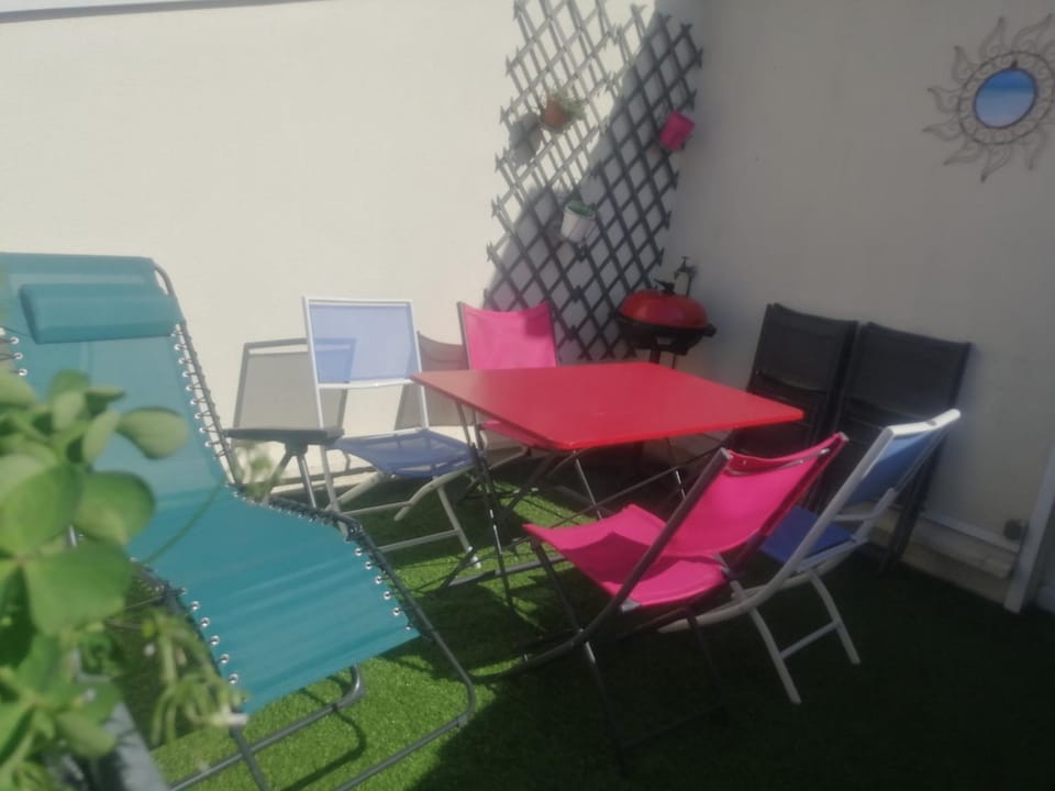Patio, Seating area, Dining area, sunbed