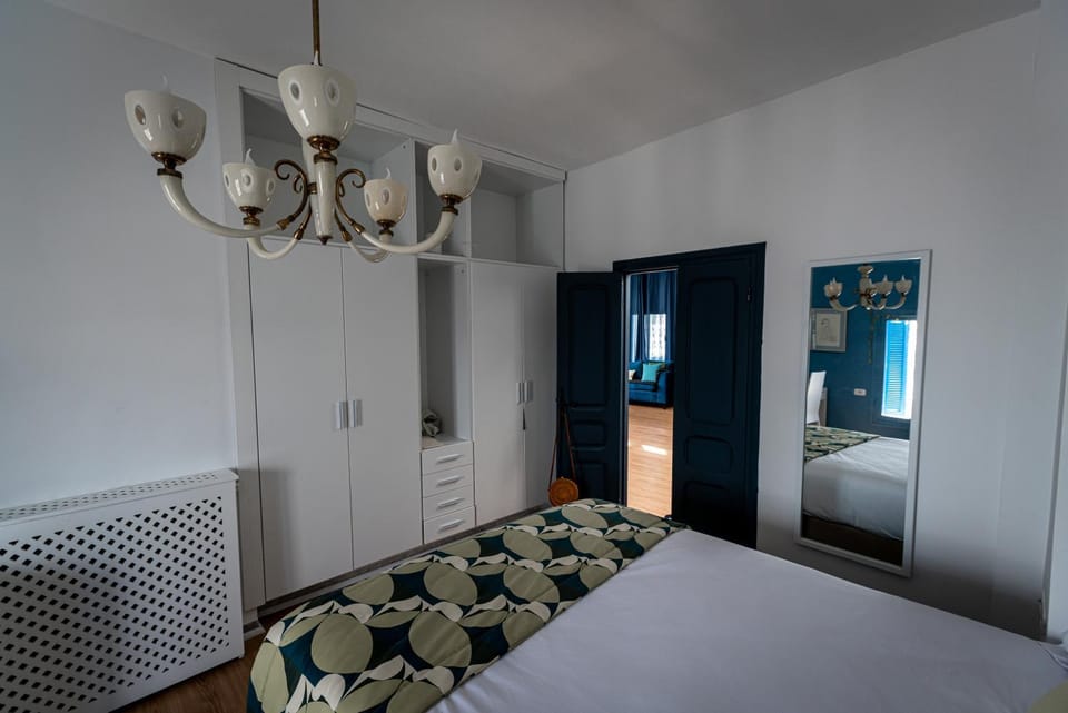 Bed, Photo of the whole room, wardrobe