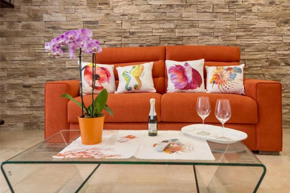 Bed, TV and multimedia, Living room, Area and facilities