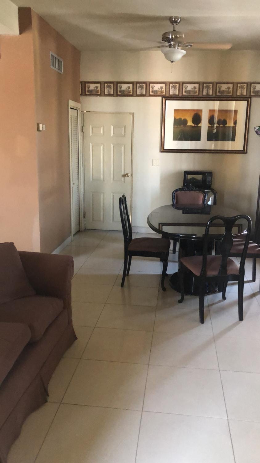 Toilet, Bathroom, TV and multimedia, Decorative detail, Seating area, Dining area