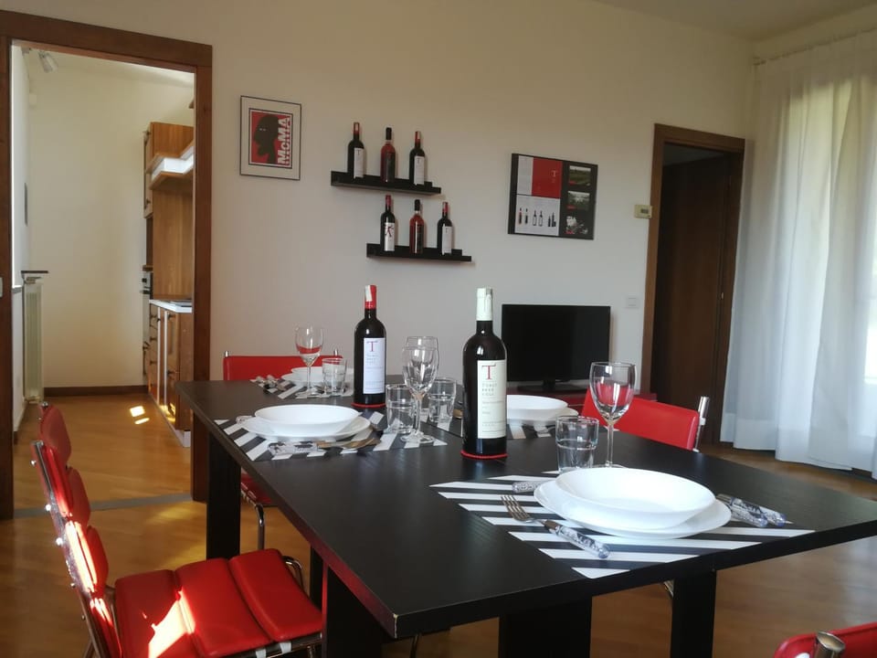 TV and multimedia, Living room, Seating area, Dining area