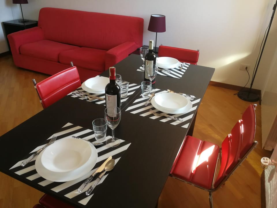 TV and multimedia, Living room, Seating area, Dining area