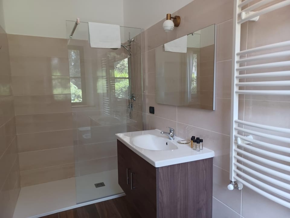 Shower, Bathroom, Bath, towels, Internal: Not applicable to any particular room