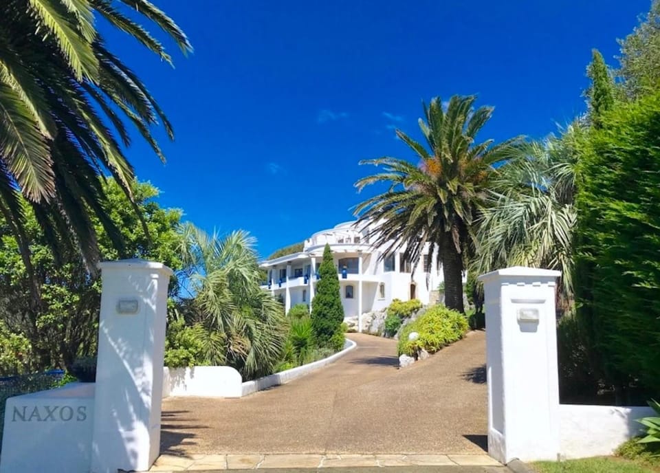Property building, Facade/entrance, Day, Garden view, Street view