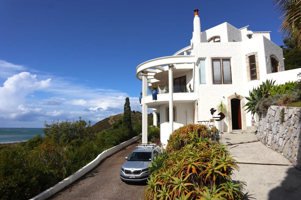 Property building, Patio, Facade/entrance, Garden, Balcony/Terrace, Sea view, Parking