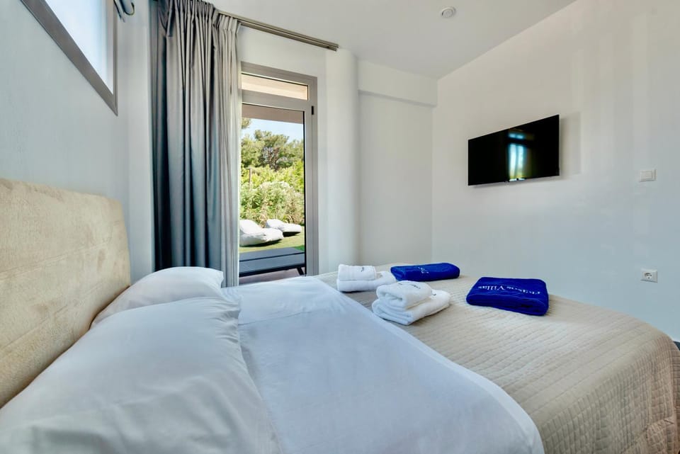 Bed, TV and multimedia, Photo of the whole room, Bedroom