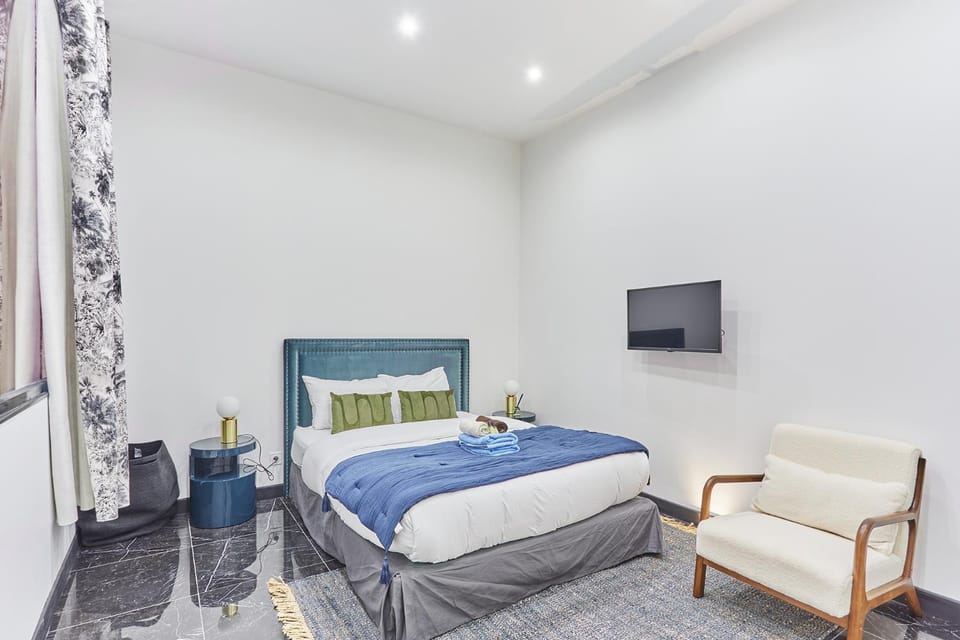 Bed, TV and multimedia, Photo of the whole room